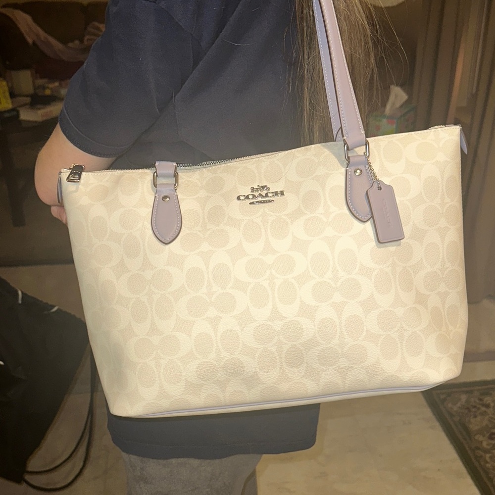 Coach Gallery Tote in Signature Canvas-Silver/Chalk/Mist (Lavender). CH504 - Picture 9 of 13